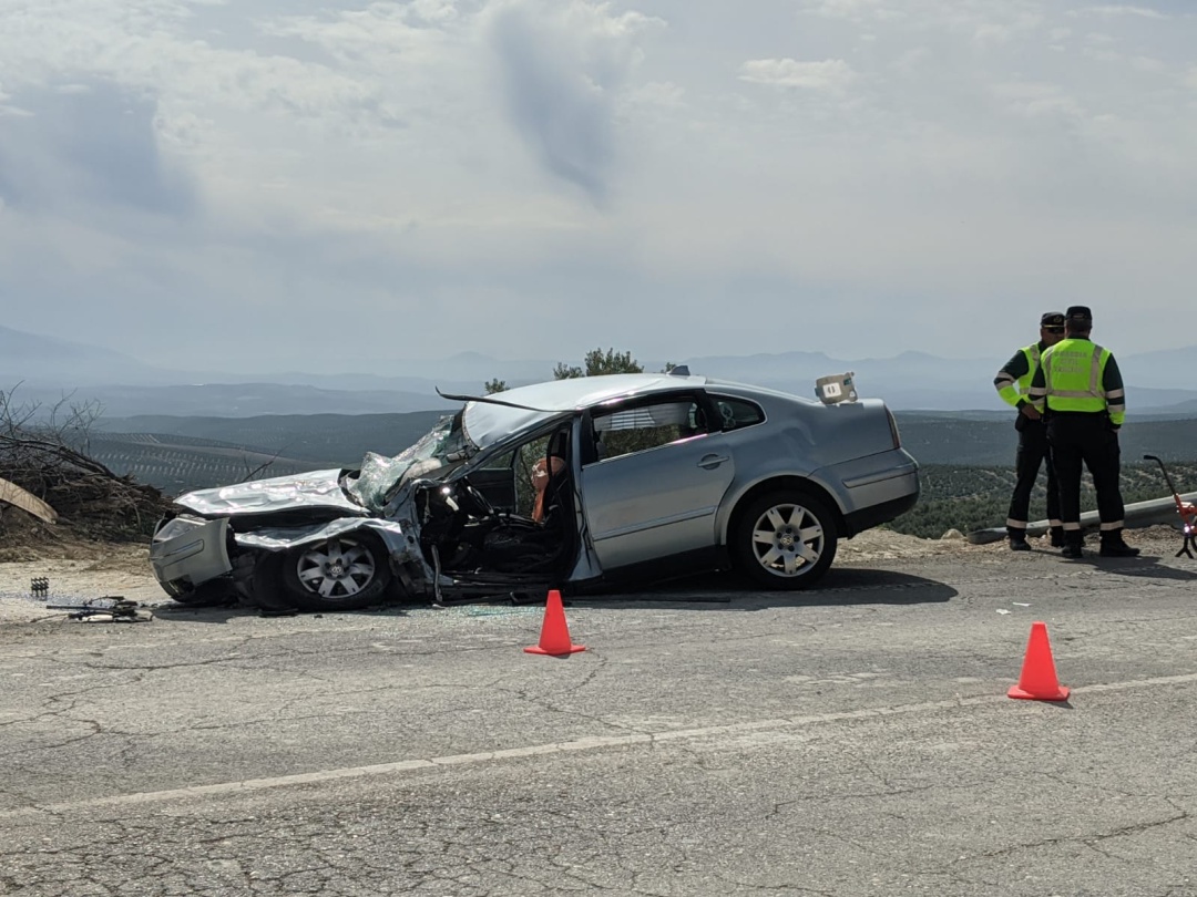 Vehículo accidentado que ha colisionado en las obras de la A-32 Vehículo accidentado que ha colisionado en las obras de la A-32