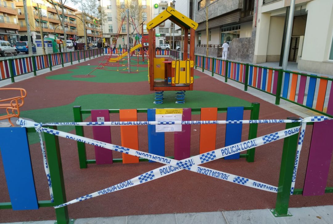 Precintado el parque infantil de la Avenida de Linares Precintado el parque infantil de la Avenida de Linares