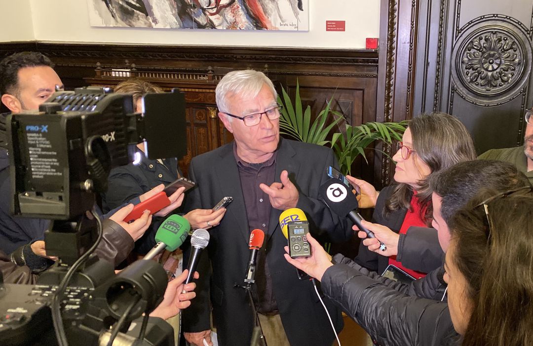 Foto de archivo de un "canutazo" del alcalde de València, Joan Ribó con periodistas Foto de archivo de un "canutazo" del alcalde de València, Joan Ribó con periodistas