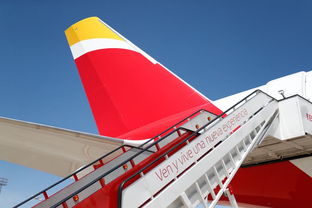 Entrada trasera del nuevo avión A350, de la aerolínea Iberia, bautizado como 'Juan Sebastián Elcano', en honor al marino español, presentado en las instalaciones de Iberia, próximas al aeropuerto Madrid-Barajas. Entrada trasera del nuevo avión A350, de la aerolínea Iberia, bautizado como 'Juan Sebastián Elcano', en honor al marino español, presentado en las instalaciones de Iberia, próximas al aeropuerto Madrid-Barajas.