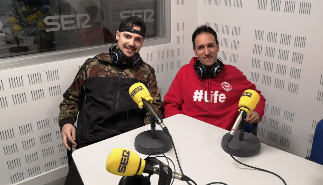 Manu Rivera (i), aka Dasel, y Fermín López Nevado, alias Cracksound, en los estudios de SER Puertollano Manu Rivera (i), aka Dasel, y Fermín López Nevado, alias Cracksound, en los estudios de SER Puertollano