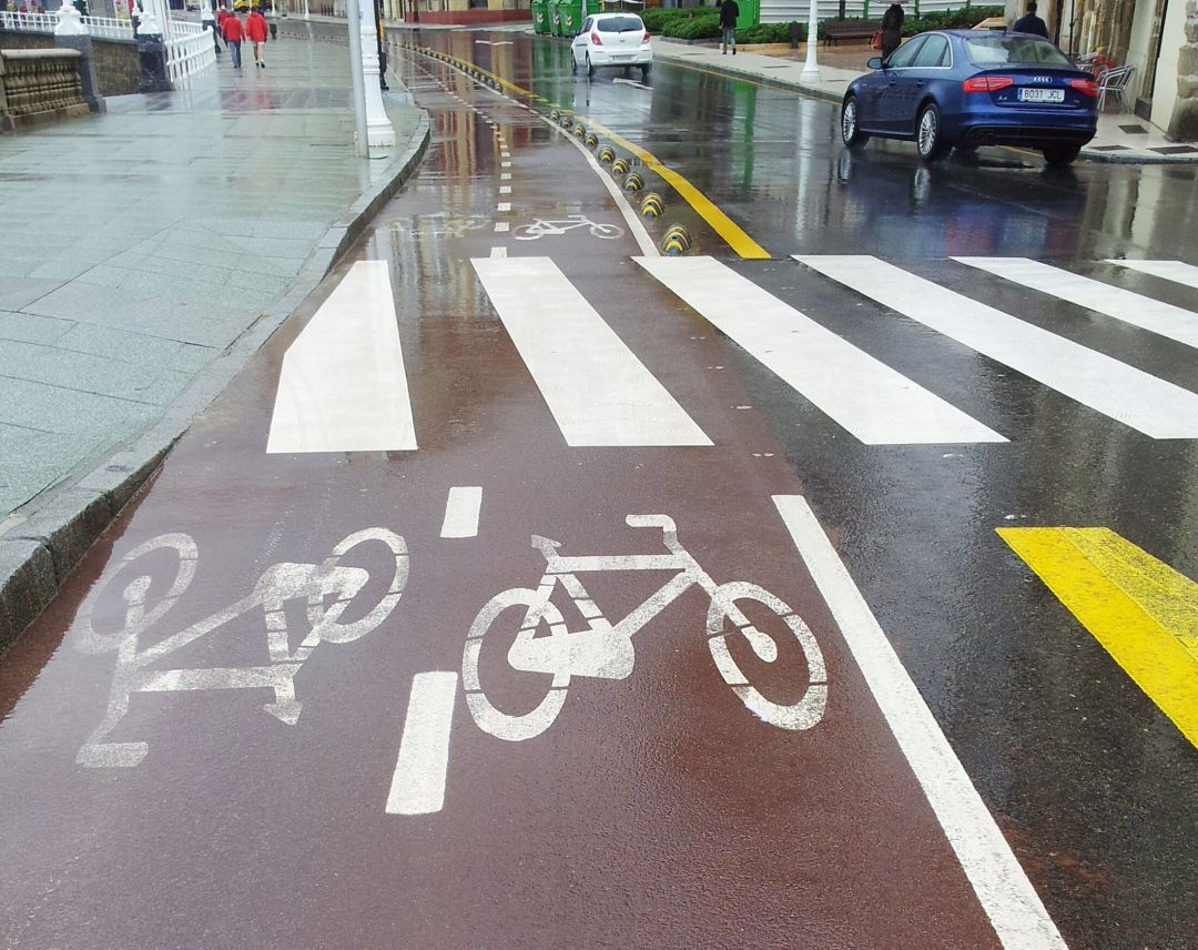 Carril bici junto a la playa de San Lorenzo. Carril bici junto a la playa de San Lorenzo.