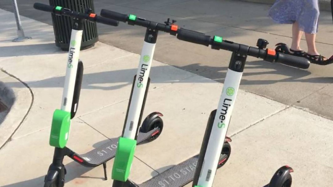 Los patinetes, medio individual alternativo al transporte público, pero con guantes