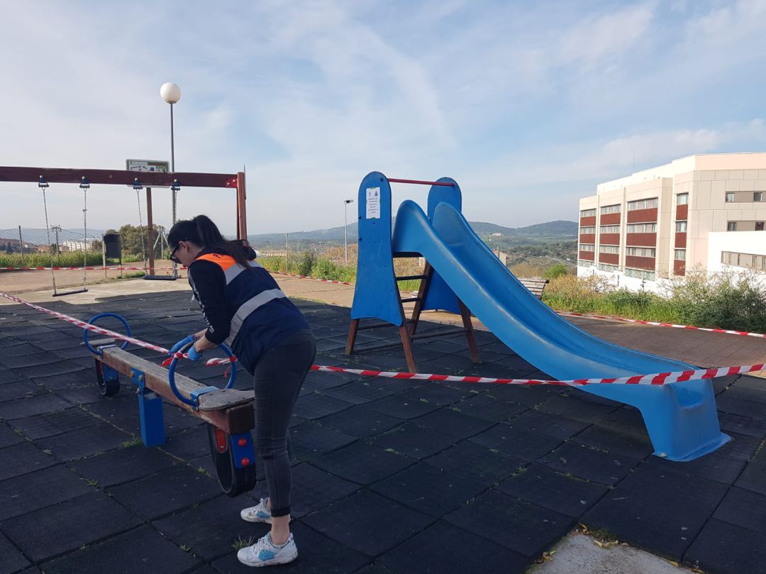 Voluntarios de Protección Civil proceden al precinto y clausura de parques infantiles, medida dentro de la fase 3 municipal de contención del coronavirus Voluntarios de Protección Civil proceden al precinto y clausura de parques infantiles, medida dentro de la fase 3 municipal de contención del coronavirus