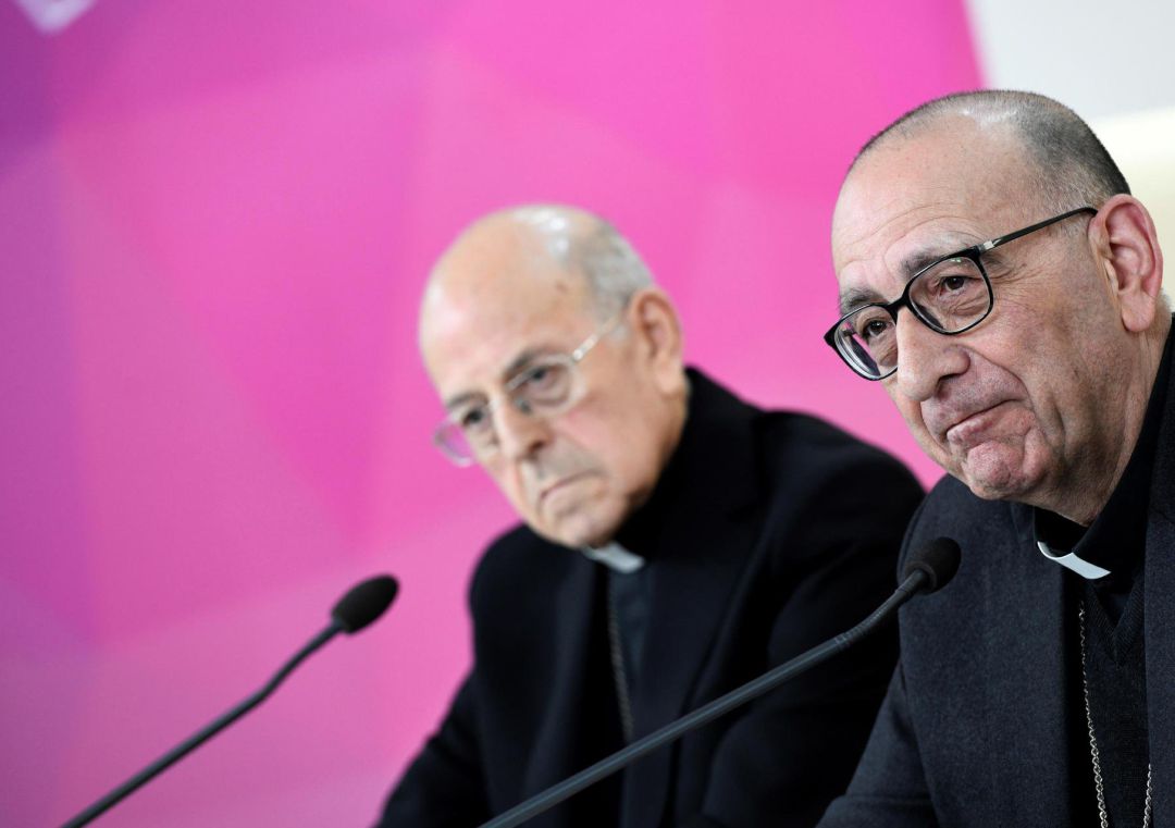 El cardenal Juan José Omella (d) durante la rueda de prensa ofrecida tras ser elegido este martes nuevo presidente de la Conferencia Episcopal Española (CEE), en sustitución del arzobispo de Valladolid, Ricardo Blázquez (i). El cardenal Juan José Omella (d) durante la rueda de prensa ofrecida tras ser elegido este martes nuevo presidente de la Conferencia Episcopal Española (CEE), en sustitución del arzobispo de Valladolid, Ricardo Blázquez (i).