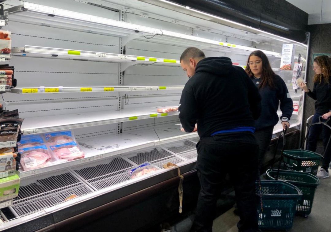 Los estantes de los productos básicos están empezando a vaciarse en los supermercados de Nueva York Los estantes de los productos básicos están empezando a vaciarse en los supermercados de Nueva York