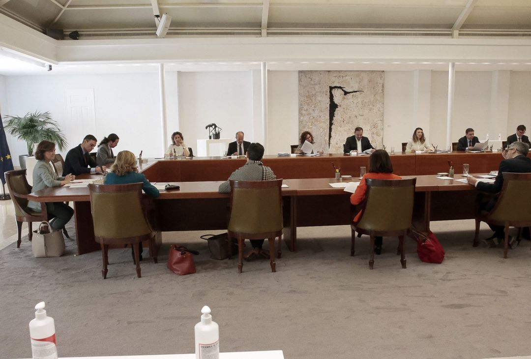 El Consejo de Ministros aprobará este sábado el decreto que declara el estado de alarma que, entre otras medidas, prevé restringir el movimiento de personas salvo para ir a trabajar, a comprar alimentos o medicamentos, acudir a hospitales o a cuidar a personas mayores . El Consejo de Ministros aprobará este sábado el decreto que declara el estado de alarma que, entre otras medidas, prevé restringir el movimiento de personas salvo para ir a trabajar, a comprar alimentos o medicamentos, acudir a hospitales o a cuidar a personas mayores .