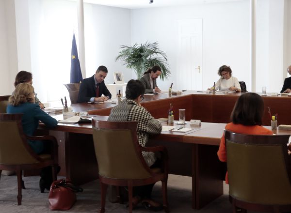 Imatge de la reunió del Consell de Ministres extraordinari, amb el president espanyol, Pedro Sánchez, i els vicepresidents Pablo Iglesias i Carmen Calvo a un extrem de la taula, el 14 de març del 2020. (Horitzontal)