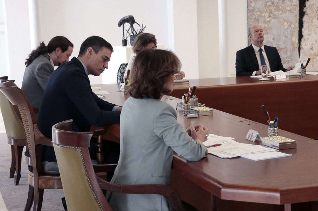 Fotografía facilitada por la Moncloa que muestra al presidente del Gobierno, Pedro Sánchez (c), que preside la reunión de Consejo de Ministros, junto al vicepresidente Pablo Iglesias (i) y la vicepresidenta, Carmen Calvo (d), en el Palacio de la Moncloa a en Madrid, este sábado, para aprobar el decreto que declara el estado de alarma. Fotografía facilitada por la Moncloa que muestra al presidente del Gobierno, Pedro Sánchez (c), que preside la reunión de Consejo de Ministros, junto al vicepresidente Pablo Iglesias (i) y la vicepresidenta, Carmen Calvo (d), en el Palacio de la Moncloa a en Madrid, este sábado, para aprobar el decreto que declara el estado de alarma.