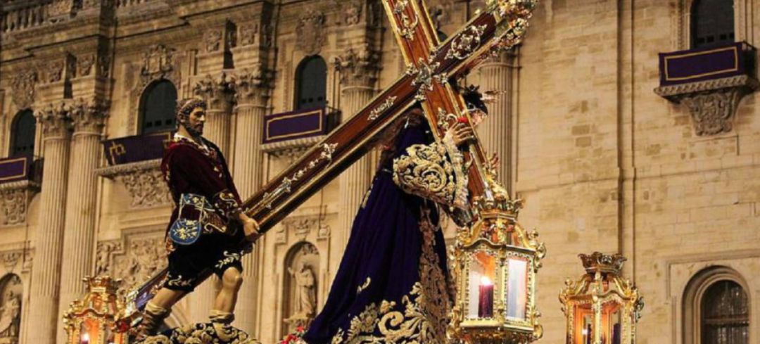 Nuestro Padre Jesús pasando por delante de la Catedral de Jaén en un desfile de Semana Santa. Nuestro Padre Jesús pasando por delante de la Catedral de Jaén en un desfile de Semana Santa.
