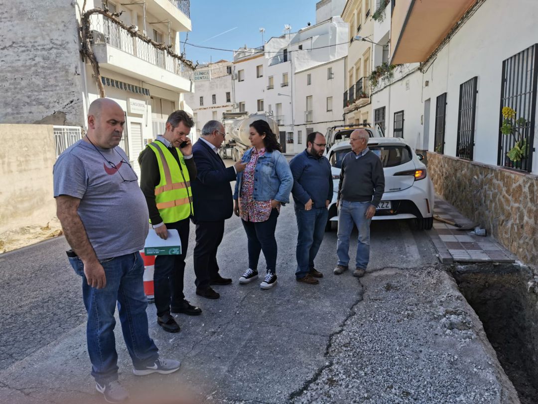El delegado, Jesús Estrella, tecero por la izquierda, conversa con una vecina, en presencia de alcalde y técnicos El delegado, Jesús Estrella, tecero por la izquierda, conversa con una vecina, en presencia de alcalde y técnicos