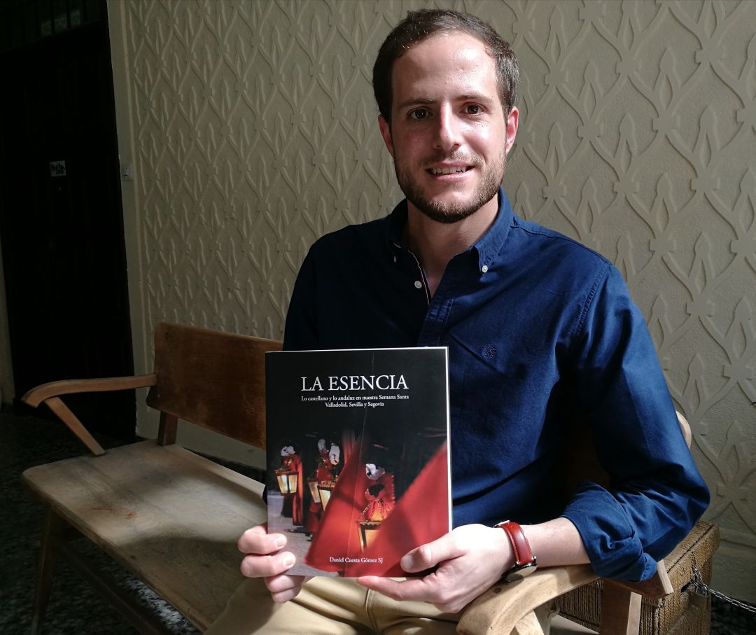 Daniel Cuesta Gómez con su nuevo libro, La esencia Daniel Cuesta Gómez con su nuevo libro, La esencia