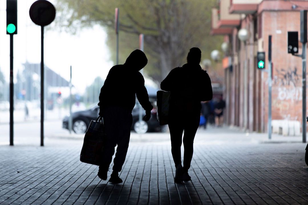 Compras de alimentos y productos básicos en un supermercado en el centro de este sábado en el que España entra en estado de alarma para movilizar al máximo los recursos necesarios para combatir el COVID-19, que ya se ha cobrado 120 vidas y ha contagiado a más de 4.000 personas. Compras de alimentos y productos básicos en un supermercado en el centro de este sábado en el que España entra en estado de alarma para movilizar al máximo los recursos necesarios para combatir el COVID-19, que ya se ha cobrado 120 vidas y ha contagiado a más de 4.000 personas.