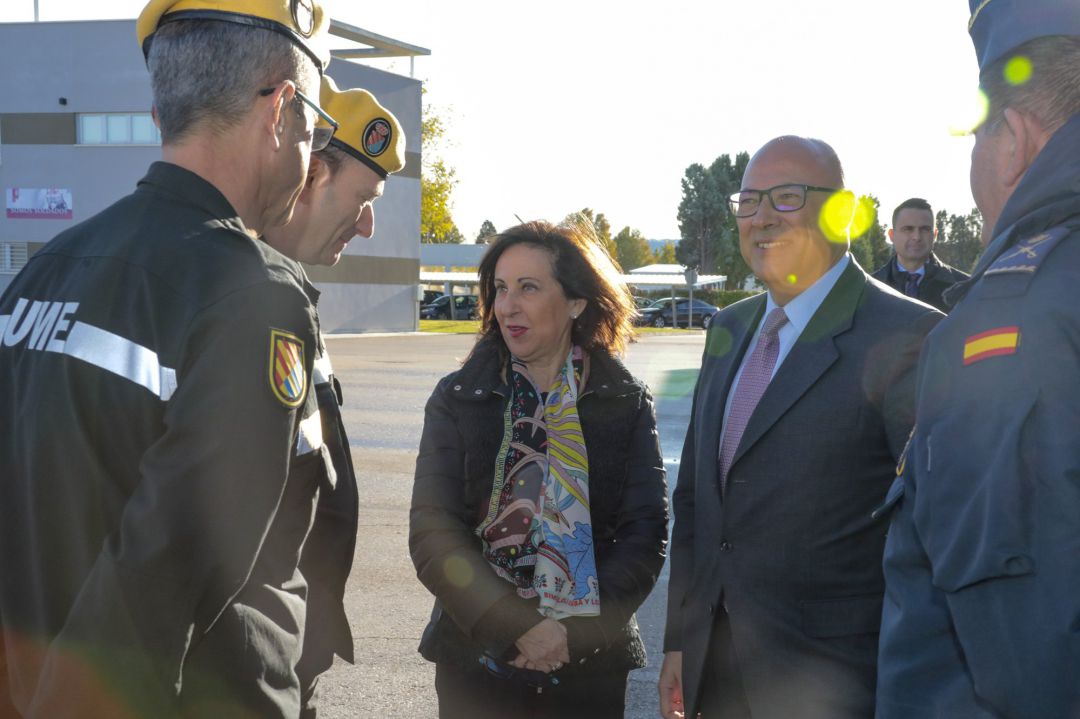 La ministra de Defensa, Margarita Robles, junto a miembros de la Unidad Militar de Emergencias (UME) La ministra de Defensa, Margarita Robles, junto a miembros de la Unidad Militar de Emergencias (UME)