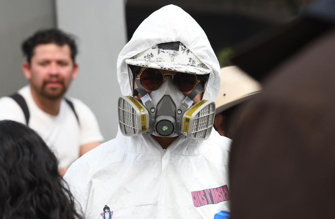 Un joven asiste con protección por el coronavirus al Festival Vive Latino en el Foro Sol, este sábado, en Ciudad de México (México). En medio del ambiente de emergencia tras la declaración del COVID-19 como pandemia, el festival de rock más importante de Iberoamérica, el Vive Latino, sigue en pie en Ciudad de México pero con importantes bandas que ya han cancelado su participación. Un joven asiste con protección por el coronavirus al Festival Vive Latino en el Foro Sol, este sábado, en Ciudad de México (México). En medio del ambiente de emergencia tras la declaración del COVID-19 como pandemia, el festival de rock más importante de Iberoamérica, el Vive Latino, sigue en pie en Ciudad de México pero con importantes bandas que ya han cancelado su participación.