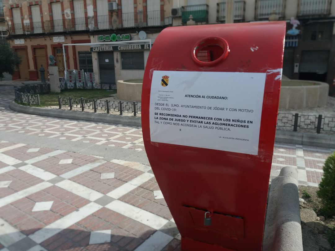 Carteles en los parques y jardines con la recomendación de la no presencia de niños Carteles en los parques y jardines con la recomendación de la no presencia de niños