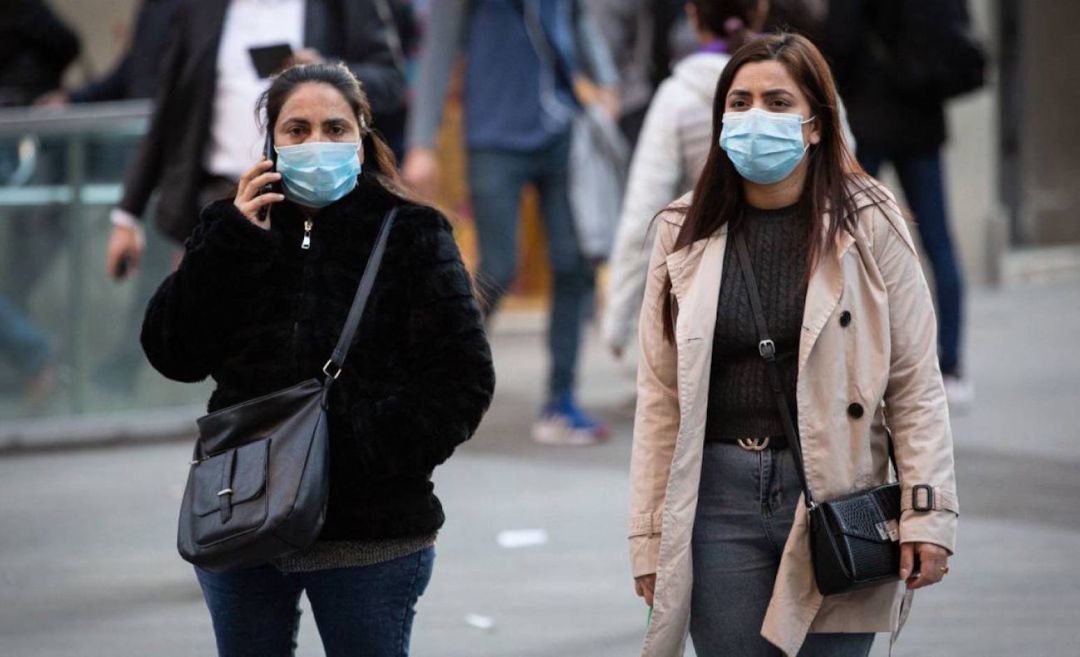 Dos mujeres con mascarilla en Barcelona ante el brote de coronavirus Dos mujeres con mascarilla en Barcelona ante el brote de coronavirus