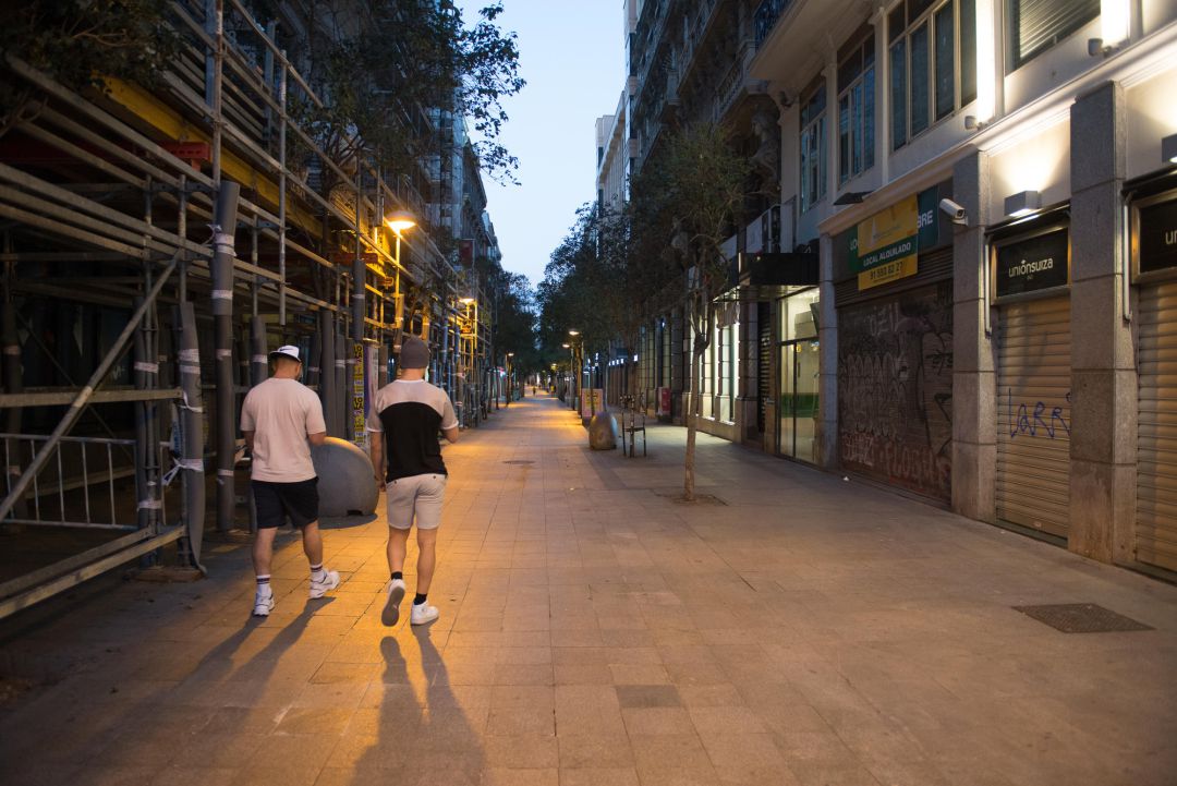 Dos jóvenes pasean por el centro de Madrid tras el anuncio del Estado de Alarma que realizó el presidente del Gobierno, Pedro Sánchez Dos jóvenes pasean por el centro de Madrid tras el anuncio del Estado de Alarma que realizó el presidente del Gobierno, Pedro Sánchez
