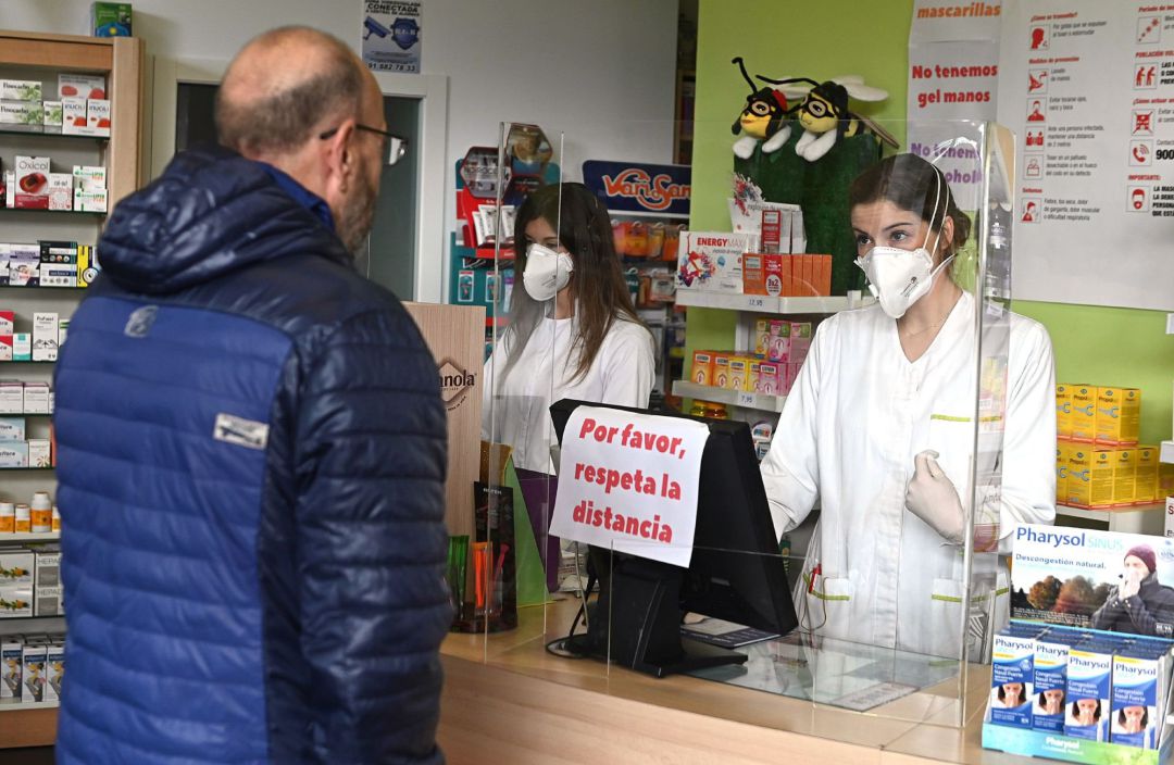 Una farmacia de Alcalá de Henares este lunes en el que España arranca la semana laboral ya en plena vigencia de las medidas del Ejecutivo para afrontar la crisis por coronavirus. Una farmacia de Alcalá de Henares este lunes en el que España arranca la semana laboral ya en plena vigencia de las medidas del Ejecutivo para afrontar la crisis por coronavirus.