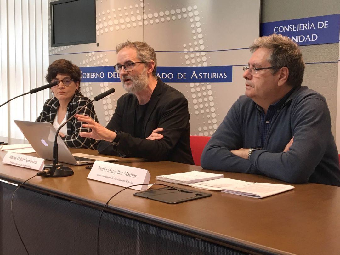 Rafel Cofiño, director general de Salud Pública, flanqueado por cargos directivos de la consejería de salud y del SESPA. Rafel Cofiño, director general de Salud Pública, flanqueado por cargos directivos de la consejería de salud y del SESPA.