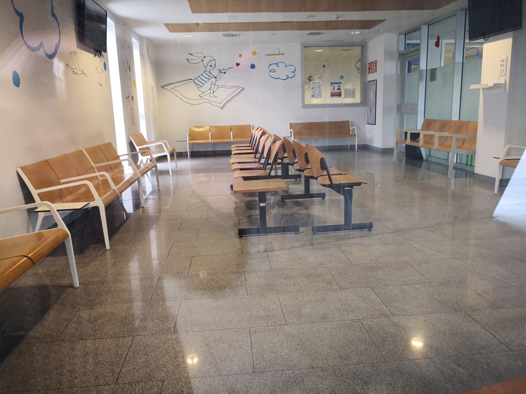 Sala de espera de las urgencias pediátricas vacía. Sala de espera de las urgencias pediátricas vacía.