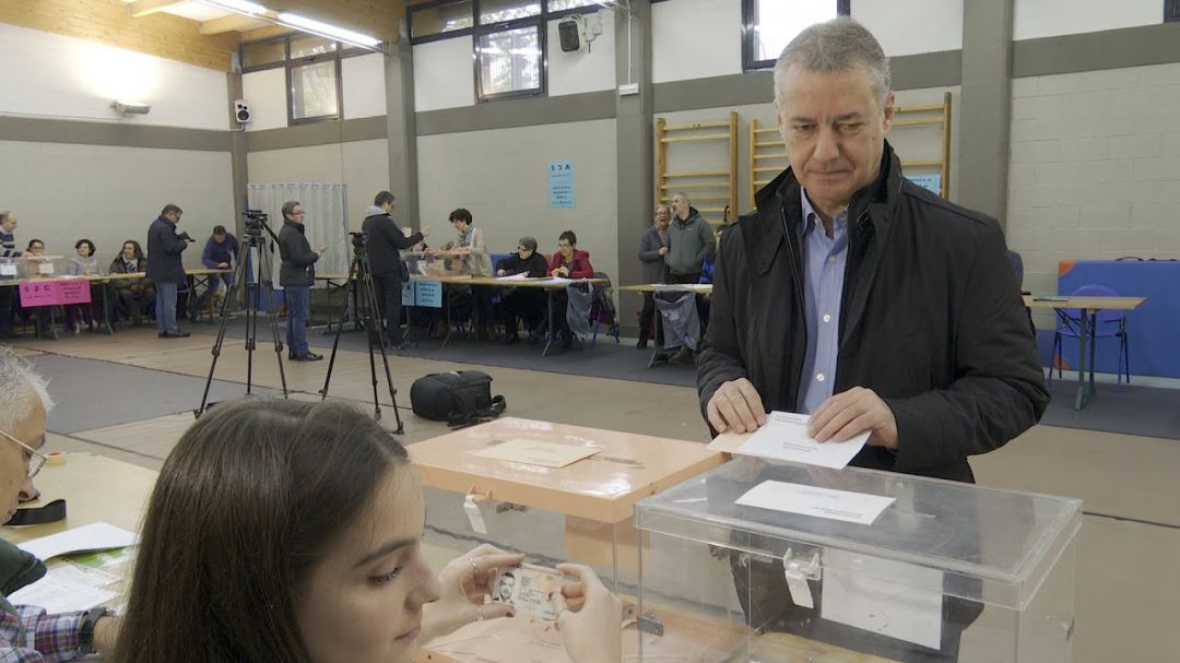 Los partidos han acordado no celebrar los comicios en la fecha prevista y volver a convocarlos una vez finalizada la emergencia sanitaria. A partir de ese momento y "de forma inmediata" el lehendakari promulgará un decreto de nueva convocatoria electoral tras escuchar a los partidos. Los partidos han acordado no celebrar los comicios en la fecha prevista y volver a convocarlos una vez finalizada la emergencia sanitaria. A partir de ese momento y "de forma inmediata" el lehendakari promulgará un decreto de nueva convocatoria electoral tras escuchar a los partidos.