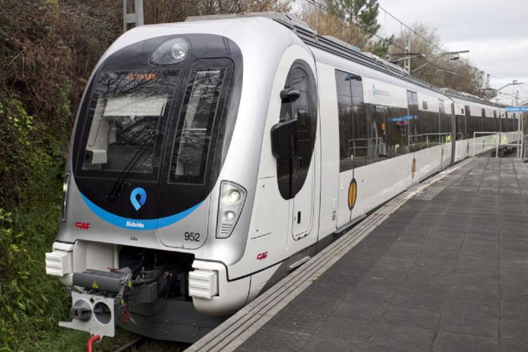 La Autoridad del Transporte de Euskadi (ATE) ha acordado que Metro Bilbao, la línea general de Euskotren, el tranvía de Vitoria, y los servicios de Tuvisa, Dbus y Bilbobus recuperen el 100% de su servicio en días laborables para mejorar en las horas punta las medidas de prevención de los usuarios frente al coronavirus La Autoridad del Transporte de Euskadi (ATE) ha acordado que Metro Bilbao, la línea general de Euskotren, el tranvía de Vitoria, y los servicios de Tuvisa, Dbus y Bilbobus recuperen el 100% de su servicio en días laborables para mejorar en las horas punta las medidas de prevención de los usuarios frente al coronavirus