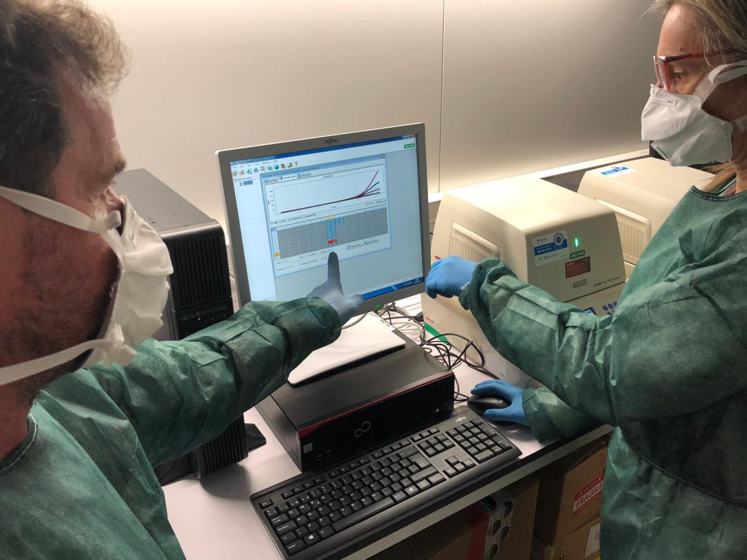Avui s'han començat a processar les primeres mostres al laboratori clínic. Avui s'han començat a processar les primeres mostres al laboratori clínic.