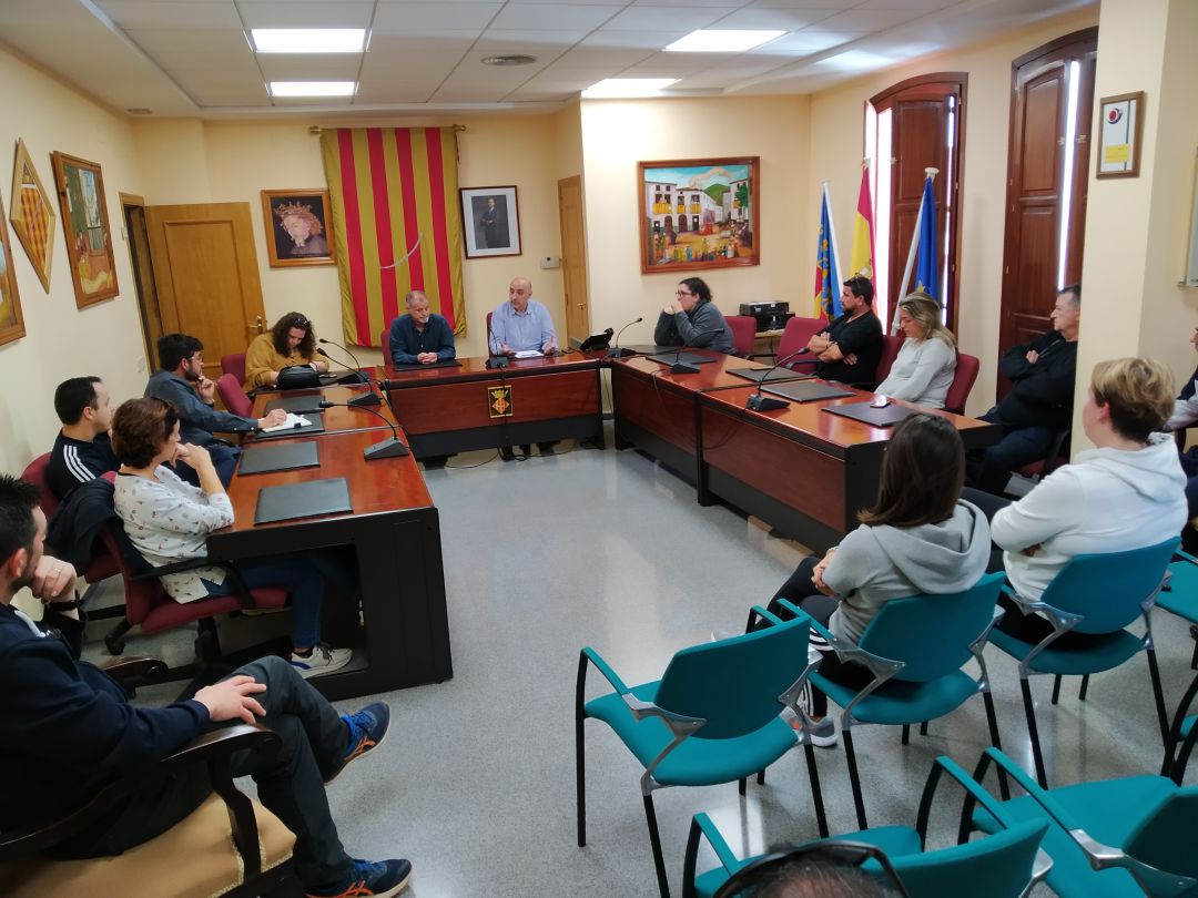 Imatge de la reunió a la que es va decidir l'ajornament de les festes Imatge de la reunió a la que es va decidir l'ajornament de les festes
