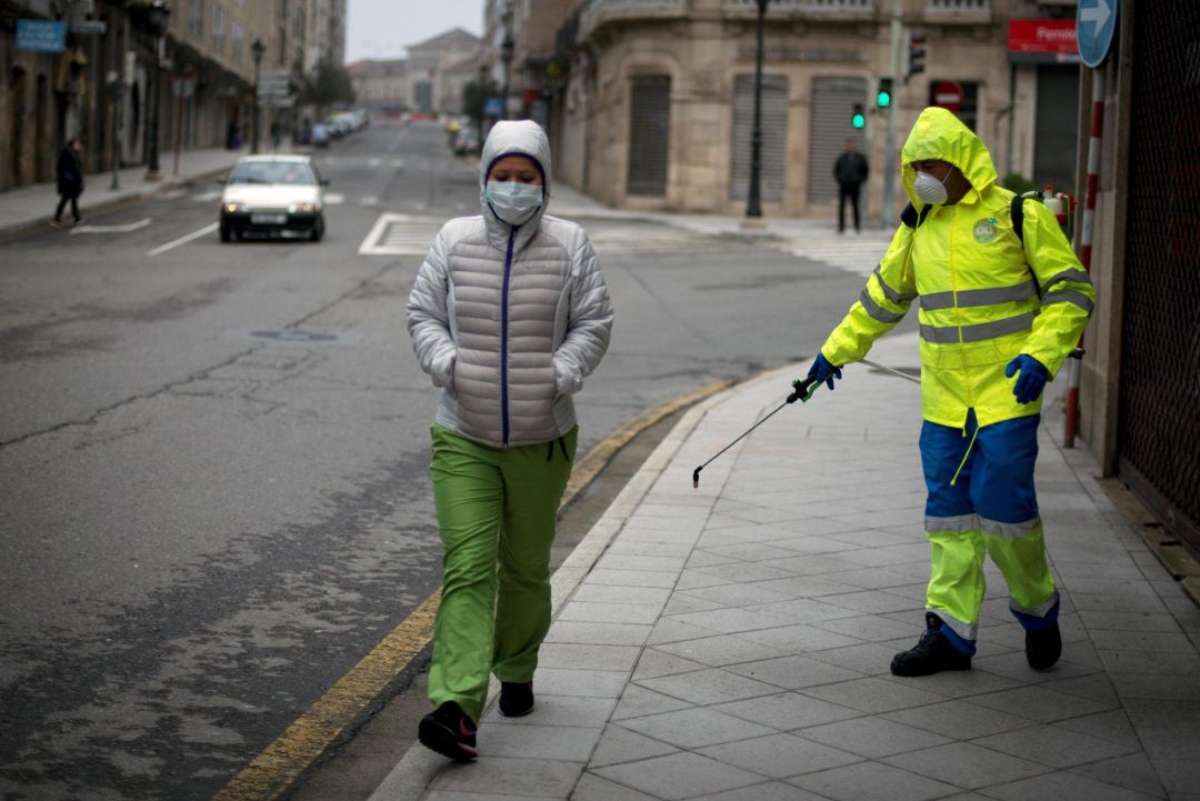 Un trabajador del servicio municipal de limpieza desinfecta una calle de Ourense Un trabajador del servicio municipal de limpieza desinfecta una calle de Ourense