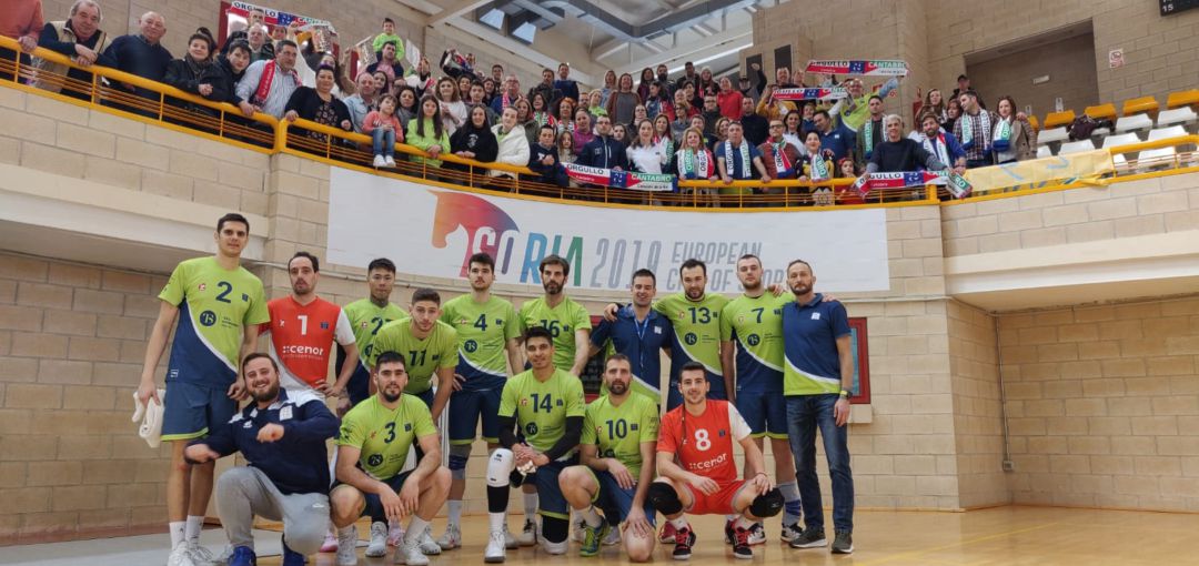 El equipo del Textil Santanderina con sus aficionados tras el partido en Soria El equipo del Textil Santanderina con sus aficionados tras el partido en Soria
