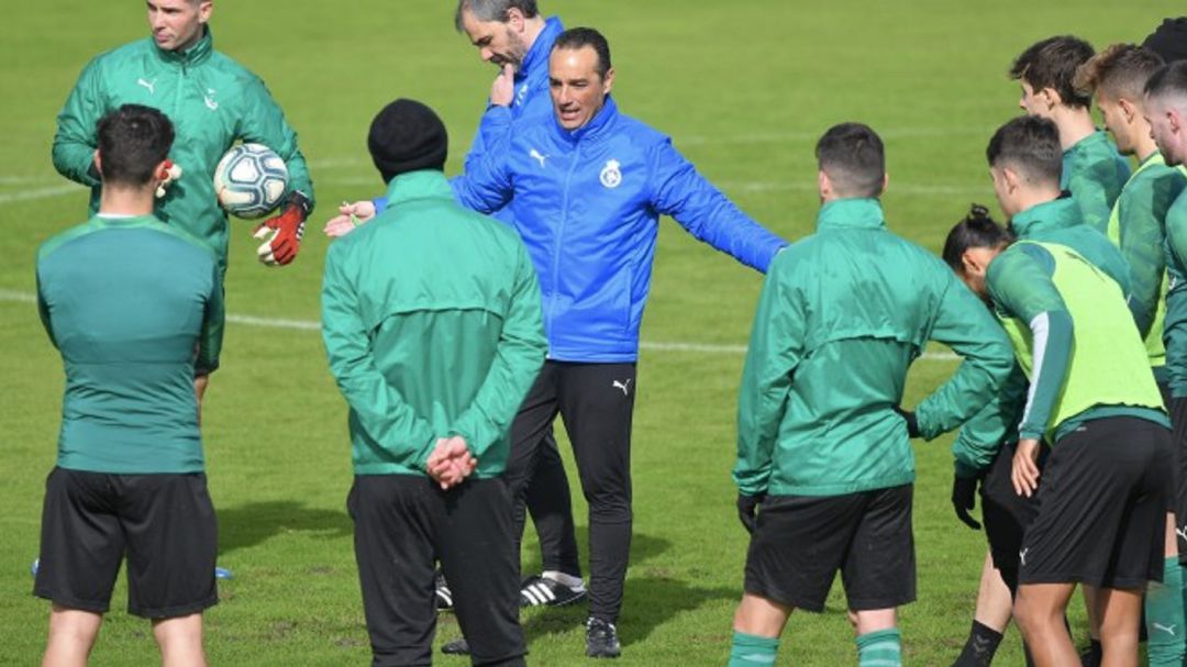 Oltra charla con los jugadores durante un entrenamiento Oltra charla con los jugadores durante un entrenamiento