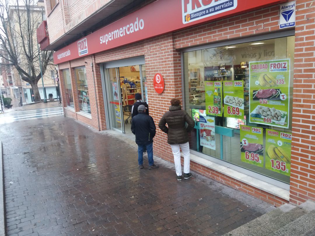 Vecinos de Cuéllar esperan a la puerta de un supermercado guardando la distancia de seguridad y los empleados controlan el aforo en el interior Vecinos de Cuéllar esperan a la puerta de un supermercado guardando la distancia de seguridad y los empleados controlan el aforo en el interior