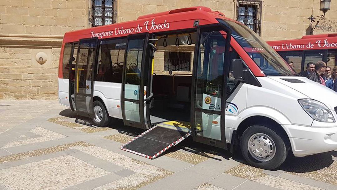 Uno de los dos autobuses urbanos de la flota municipal Uno de los dos autobuses urbanos de la flota municipal