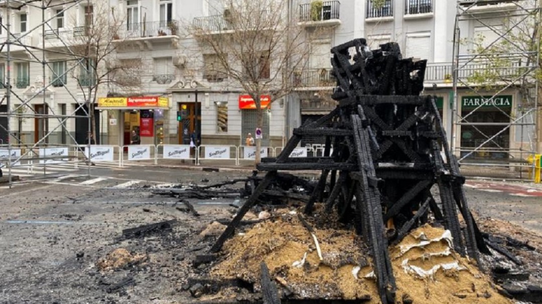 Arde la falla del Regne por un acto vandálico
