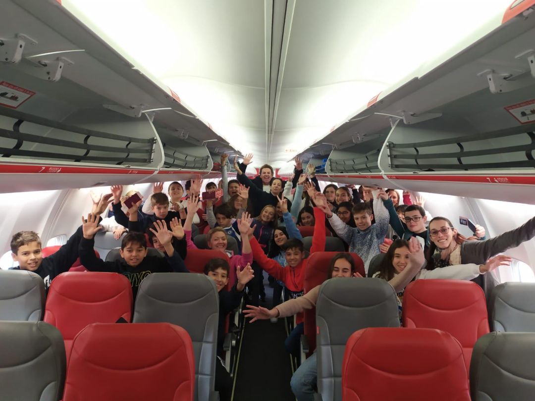 Los menores repatriados a bordo del avión. Los menores repatriados a bordo del avión.