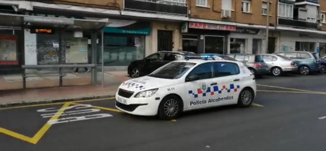 La Policía Local de Alcobendas pidiendo a los vecinos que se queden en casa La Policía Local de Alcobendas pidiendo a los vecinos que se queden en casa