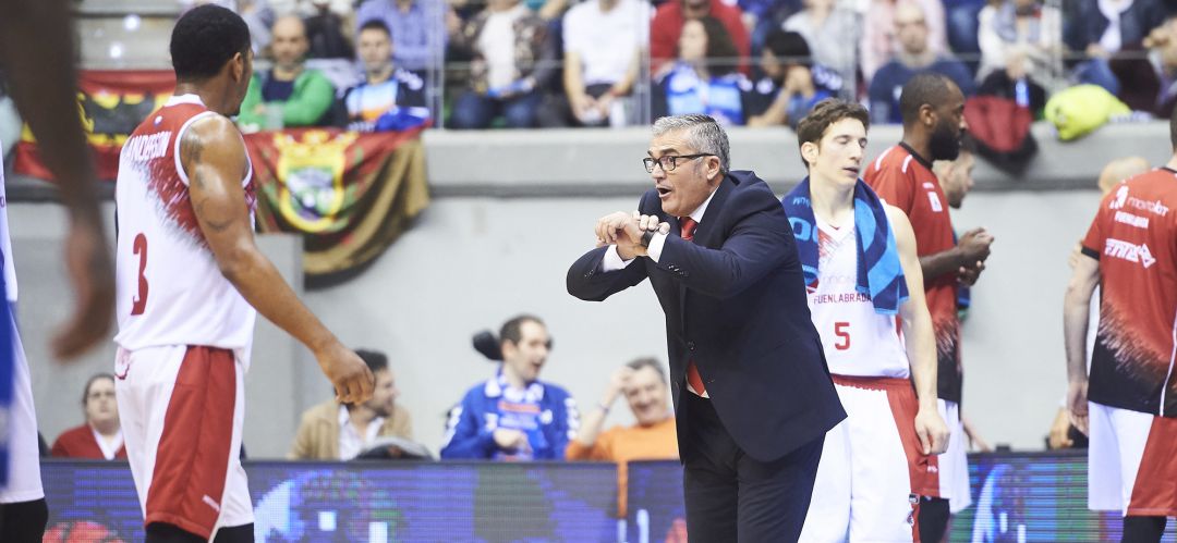 Paco García da órdenes a sus jugadores durante el último encuentro en Burgos Paco García da órdenes a sus jugadores durante el último encuentro en Burgos