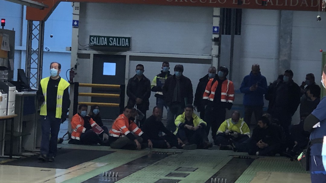 Los trabajadores paralizan la producción en Mercedes ante la inacción de la empresa