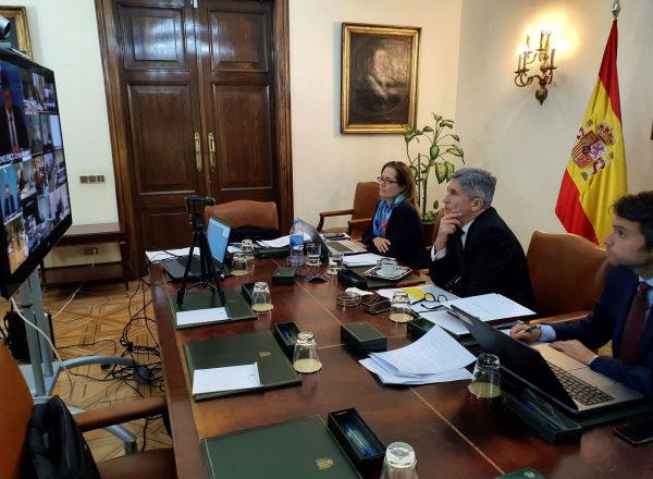 GRAF7653. MADRID (ESPAÑA) - Fotografía facilitada por el Ministerio del Interior del ministro del Interior, Fernando Grande-Marlaska (c), que ha participado este lunes en una reunión por medio de videoconferencia con los ministros del Interior y de Sanidad del resto de países de la Unión Europea para abordar y armonizar la respuesta en torno al COVID-19. EFE/Ministerio del Interior