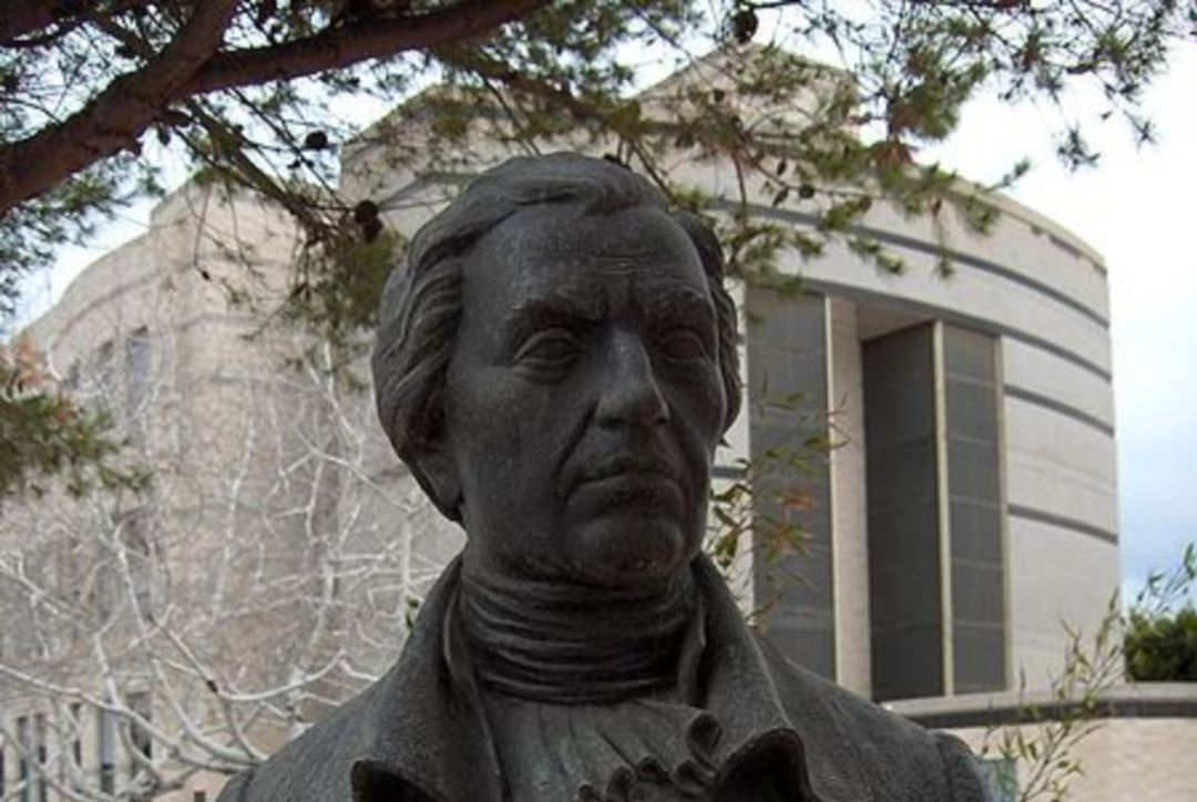 Busto situado en la Facultad de Medicina de la Universidad Miguel Hernández de San Juan de Alicante
Busto situado en la Facultad de Medicina de la Universidad Miguel Hernández de San Juan de Alicante