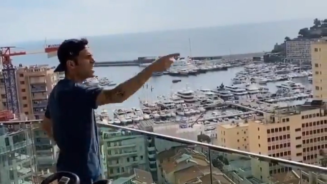 Las dotes de actor de Cesc en pleno confinamiento: "Buenos días, vecinos"