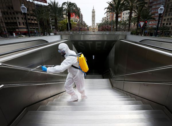 Efectivos de la UME desinfectan lugares de gran afluencia de gente en Alicante durante la tercera jornada en estado de alarma por el coronavirus