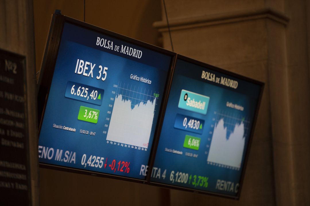 Pantalla muestran información sobre el Ibex durante la sesión de este martes 17 de marzo. Pantalla muestran información sobre el Ibex durante la sesión de este martes 17 de marzo.