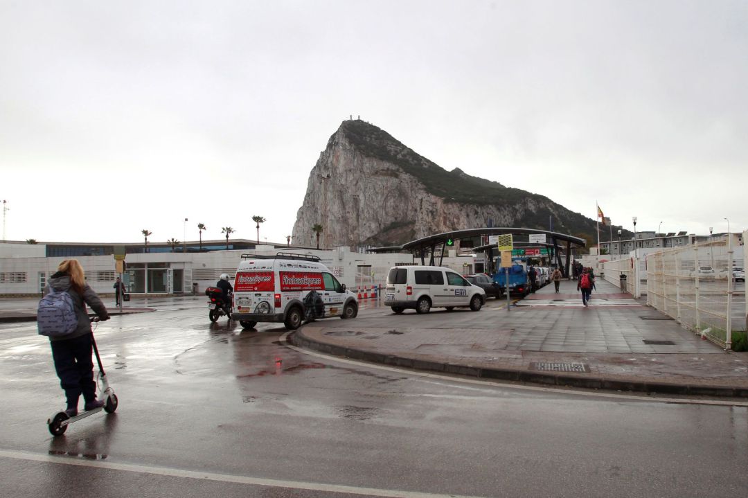 La entrada a Gibraltar desde La Línea, en una imagen de esta mañana. La entrada a Gibraltar desde La Línea, en una imagen de esta mañana.