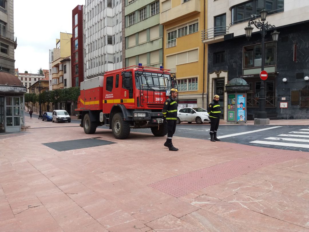 Los efectivos de la UME desplegados en la Plaza de La Escandalera. Los efectivos de la UME desplegados en la Plaza de La Escandalera.