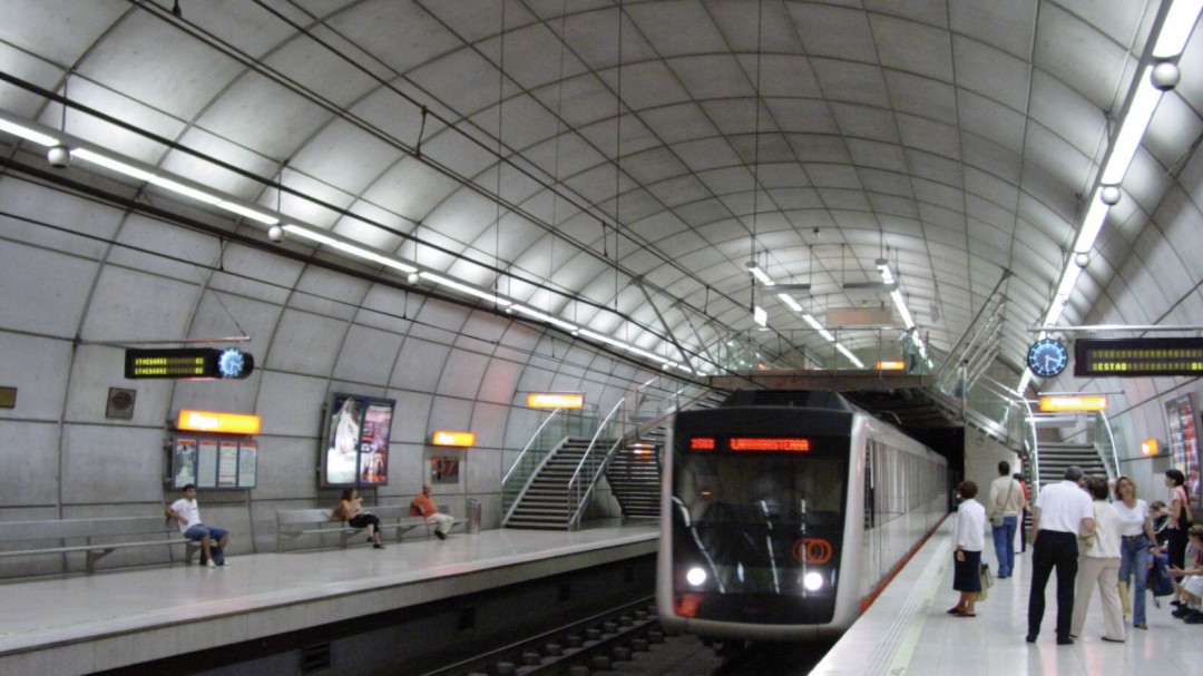 "Si hay muchos viajeros, espera al siguiente tren que va a llegar"