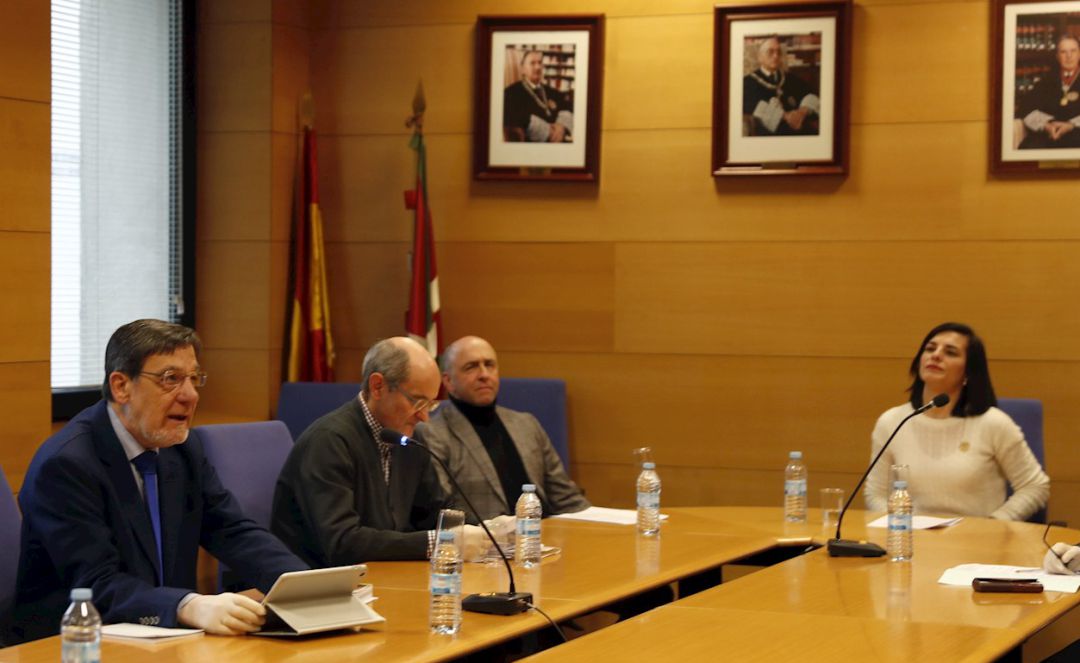 La Junta Electoral de Euskadi ha considerado "legítima, proporcionada y conforme a derecho" la propuesta de decreto presentada por el Lehendakari, La Junta Electoral de Euskadi ha considerado "legítima, proporcionada y conforme a derecho" la propuesta de decreto presentada por el Lehendakari,