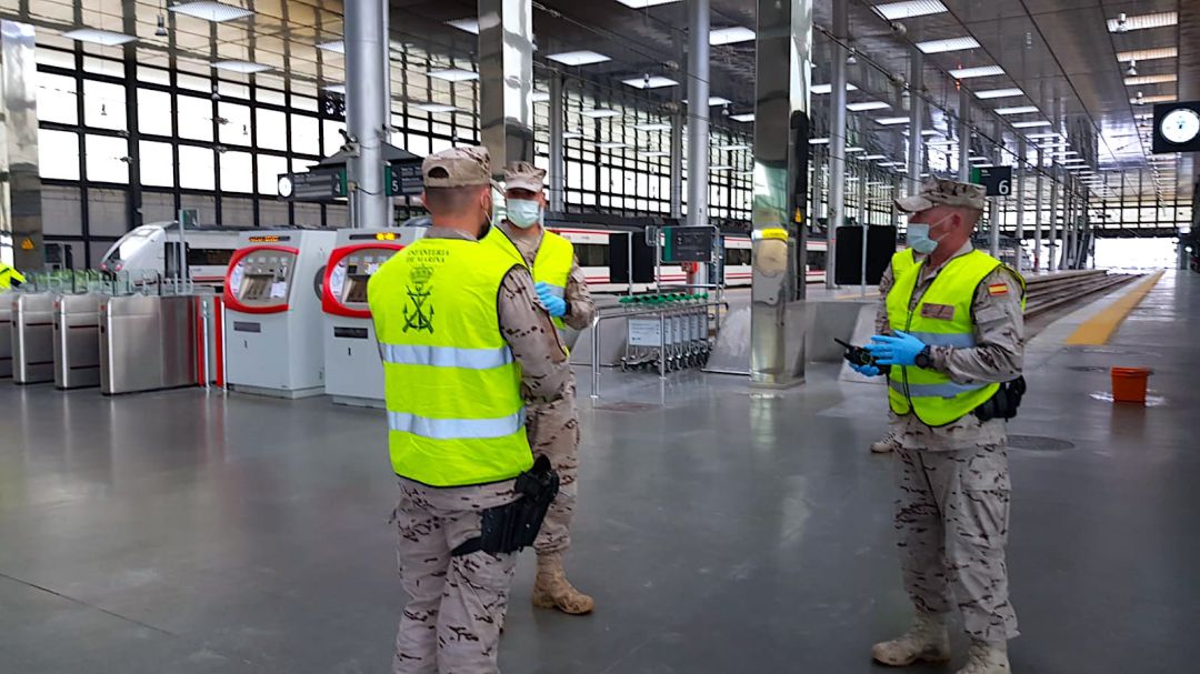 Una patrulla en la estación de ferrocarril de Cádiz Una patrulla en la estación de ferrocarril de Cádiz