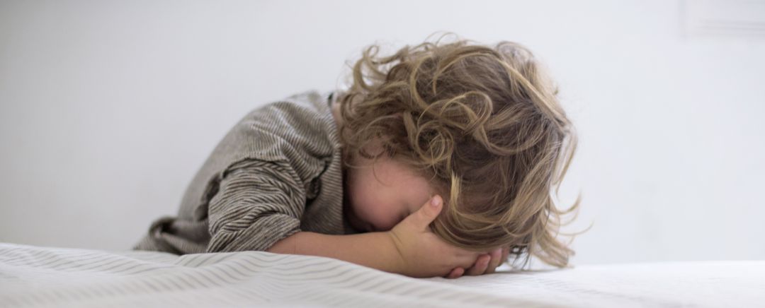 NIña con las manos en la cabeza NIña con las manos en la cabeza